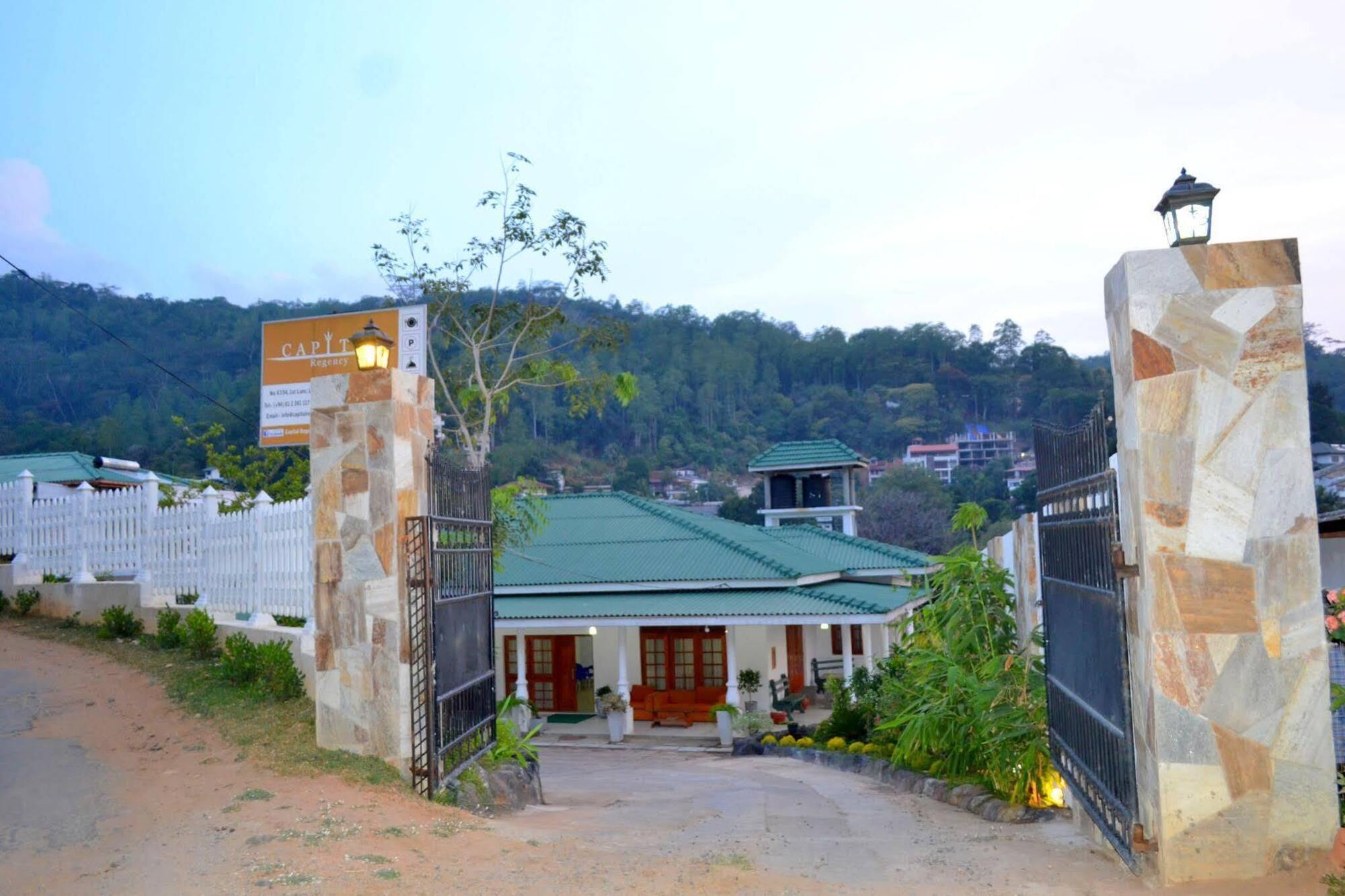 Capital Regency Hotel Kandy Buitenkant foto